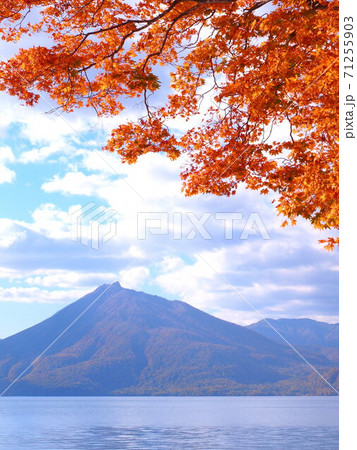 北海道 支笏湖の秋風景 71255903