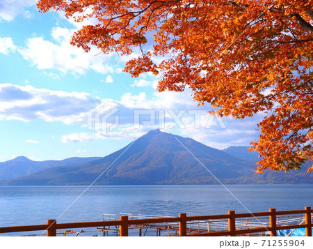 北海道 支笏湖の秋風景 71255904