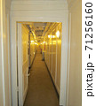 客船室の廊下 71256160