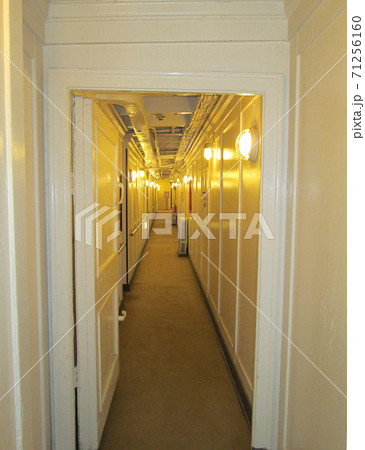 客船室の廊下 71256160
