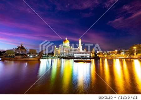 ライトアップされたブルネイのオールドモスクの夕景 71256721