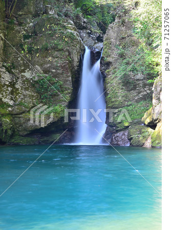 四国の名瀑「にこ淵」は仁淀ブルー発祥の地 71257065