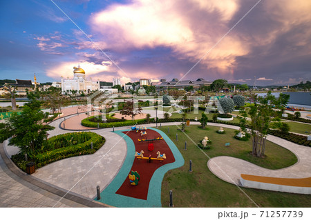 ブルネイの50周年記念公園とオールドモスク 71257739