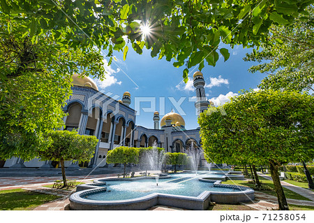 ブルネイのニューモスクと噴水 71258054