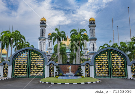 ブルネイのニューモスクと正面ゲート 71258056