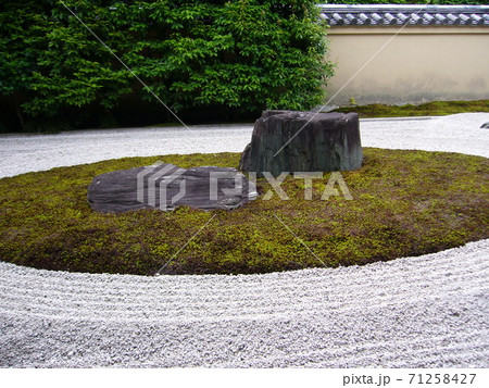 京都大徳寺塔頭芳春院の庭園 71258427