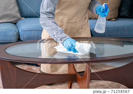 アルコールスプレーで掃除する主夫　手元 71258567