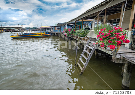 ブルネイの水上集落とブーゲンビリア ブルネイの水上集落とブーゲンビリア 71258708