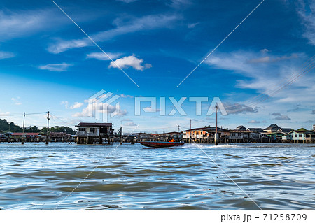 ブルネイの水上集落とボート 71258709