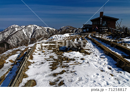 早春の丹沢・塔ノ岳山頂と蛭ヶ岳への稜線 早春の丹沢・塔ノ岳山頂と蛭ヶ岳への稜線 71258817