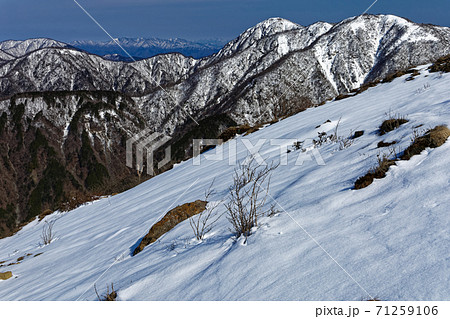 早春の丹沢・塔ノ岳山頂から見る蛭ヶ岳と大菩薩連嶺 早春の丹沢・塔ノ岳山頂から見る蛭ヶ岳と大菩薩連嶺 71259106