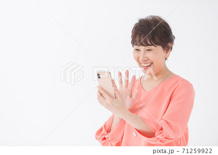 スマートフォンを持つ笑顔の女性 スマートフォンを持つ笑顔の女性 71259922