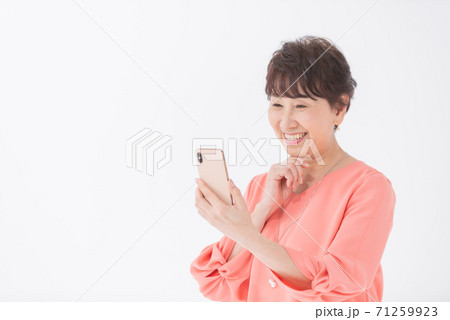 スマートフォンを持つ笑顔の女性 スマートフォンを持つ笑顔の女性 71259923