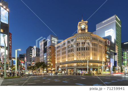 【東京都】都市景観 銀座四丁目の夜景 71259941
