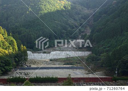 土砂を受け止め埋まった砂防ダム 土砂を受け止め埋まった砂防ダム 71260764