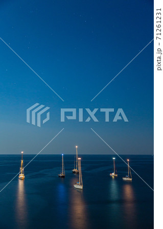 イタリア　夜のアマルフィの海に浮かぶヨット 71261231