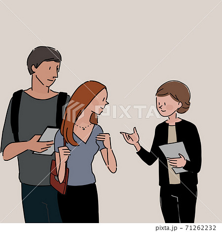 アドバイス、説明をする女性と、話を聞く男女（カラー） 71262232