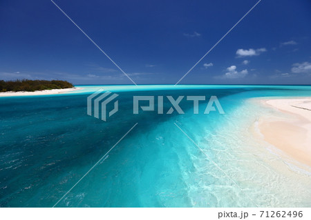 ニューカレドニア ウベア島ムリ橋からのビーチと海 ニューカレドニア ウベア島ムリ橋からのビーチと海 71262496