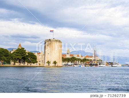 Sea view of the medieval Kamerlengo fortress of the 15th century in Trogir, Croatia Sea view of the medieval Kamerlengo fortress of the 15th century in Trogir, Croatia 71262739