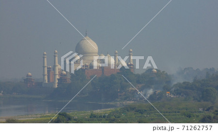 Taj Mahal mosque in Agra, India Taj Mahal mosque in Agra, India 71262757