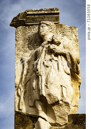 Statue ruin in Ephesus Statue ruin in Ephesus 71263058