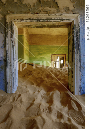 Sand has invaded and taken over these rooms in Kolmanskoppe 71263566
