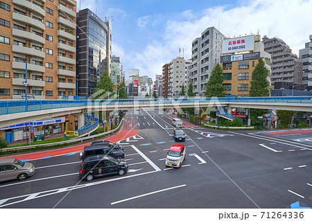 東京都渋谷区広尾1丁目の渋谷橋交差点から南西側の恵比寿駅方面を見る 東京都渋谷区広尾1丁目の渋谷橋交差点から南西側の恵比寿駅方面を見る 71264336