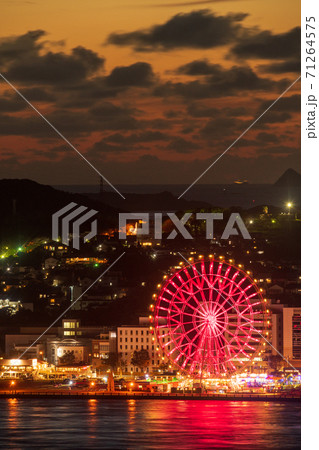 門司港レトロ展望室から見る下関観光地の夕暮れの写真素材