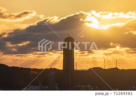 門司港レトロ展望室から見る下関観光地の夕暮れの写真素材