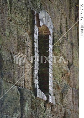 ＜神奈川県＞東京湾の無人島「猿島」に残る火薬庫などの要塞跡 71264735