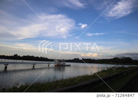 夕暮れ時の貯水池 71264847