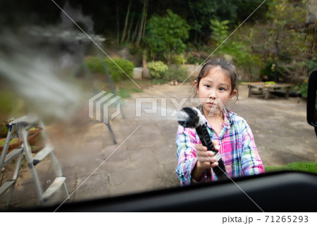 洗車をする女の子 71265293