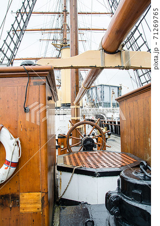 スコットランド郊外の町ダンディーに保管された帆船のディスカバリー号の甲板の写真素材