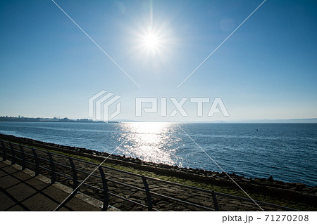 快晴の空に輝き海面に反射するまぶしい太陽 エジンバラの郊外にて 快晴の空に輝き海面に反射するまぶしい太陽 エジンバラの郊外にて 71270208
