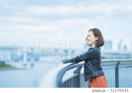 遠くを見つめる女性の写真素材