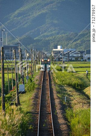 徳島県　真直ぐな線路に汽車が来た 71270917
