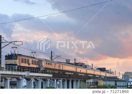 夕暮れの武蔵野線馬橋支線を渡るEF64-37号機牽引の信州カシオペア_2020/10/24撮影 71271860