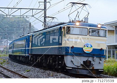 雨の電気機関車 71273539