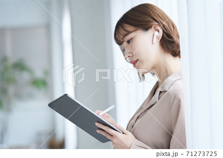 クリエーター アパレル ブランド デザイナー ファッション フリーランス 編集者 働く女性 クリエーター アパレル ブランド デザイナー ファッション フリーランス 編集者 働く女性 71273725
