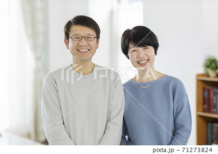 笑顔のシニア夫婦 71273824