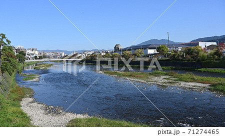 七条大橋から見た鴨川(京都府京都市下京区・東山区の境界) 七条大橋から見た鴨川(京都府京都市下京区・東山区の境界) 71274465