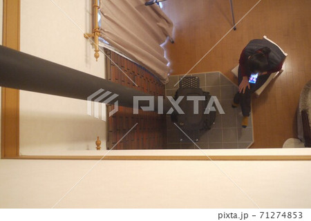 女性と薪ストーブ 71274853