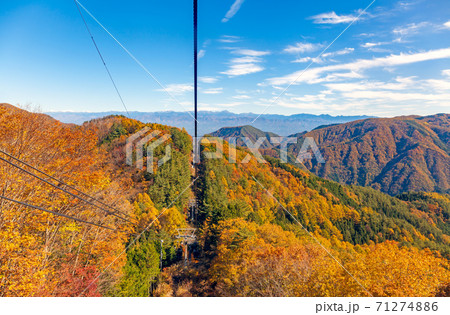 秋の紅葉シーズンの富士見台高原ロープウェイの写真素材