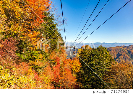 秋の紅葉シーズンの富士見台高原ロープウェイの写真素材