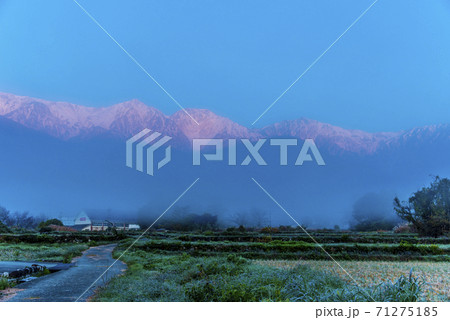 白馬村と朝霧の白馬連峰 71275185