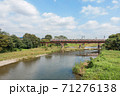 入間川橋梁を渡る西武池袋線の電車 71276138