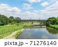 入間川橋梁を渡る西武池袋線の電車 71276140