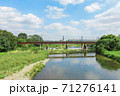 入間川橋梁を渡る西武池袋線の電車 71276141