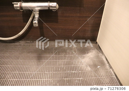 風呂場についた水垢を掃除するところです! 風呂場についた水垢を掃除するところです! 71276306