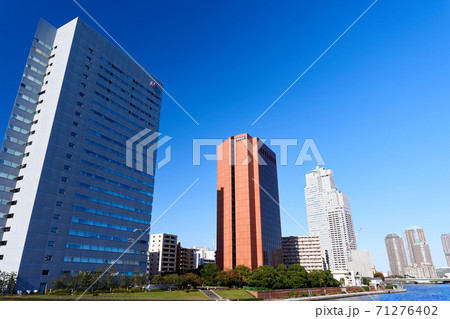 隅田川沿いの高層ビル群 71276402